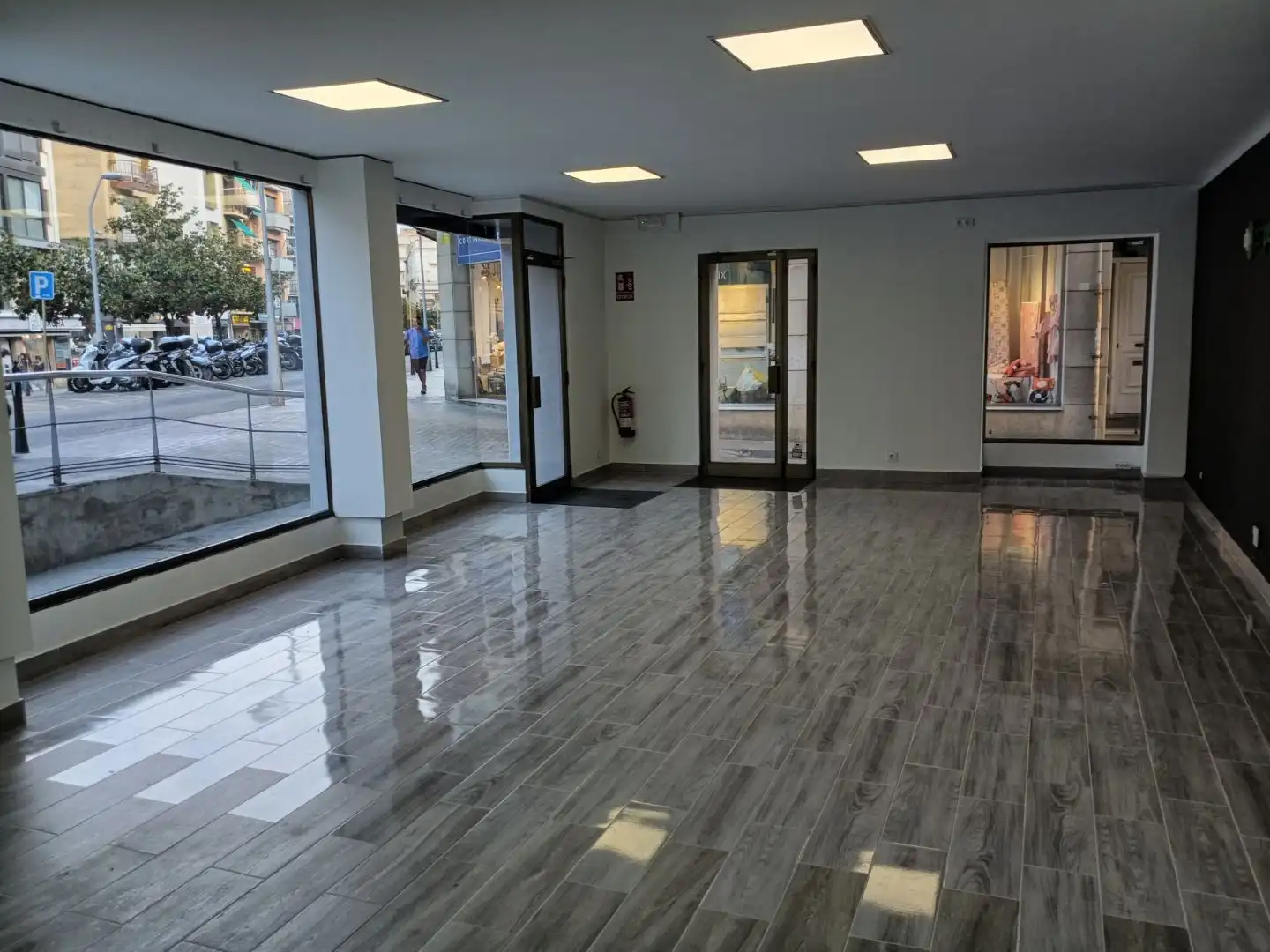 Business premises to rent in Rambla Joaquim Ruyra 61, imagen 2