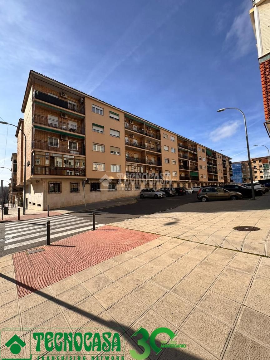 Exterior view of Flat for sale in  Toledo Capital  with Air Conditioner