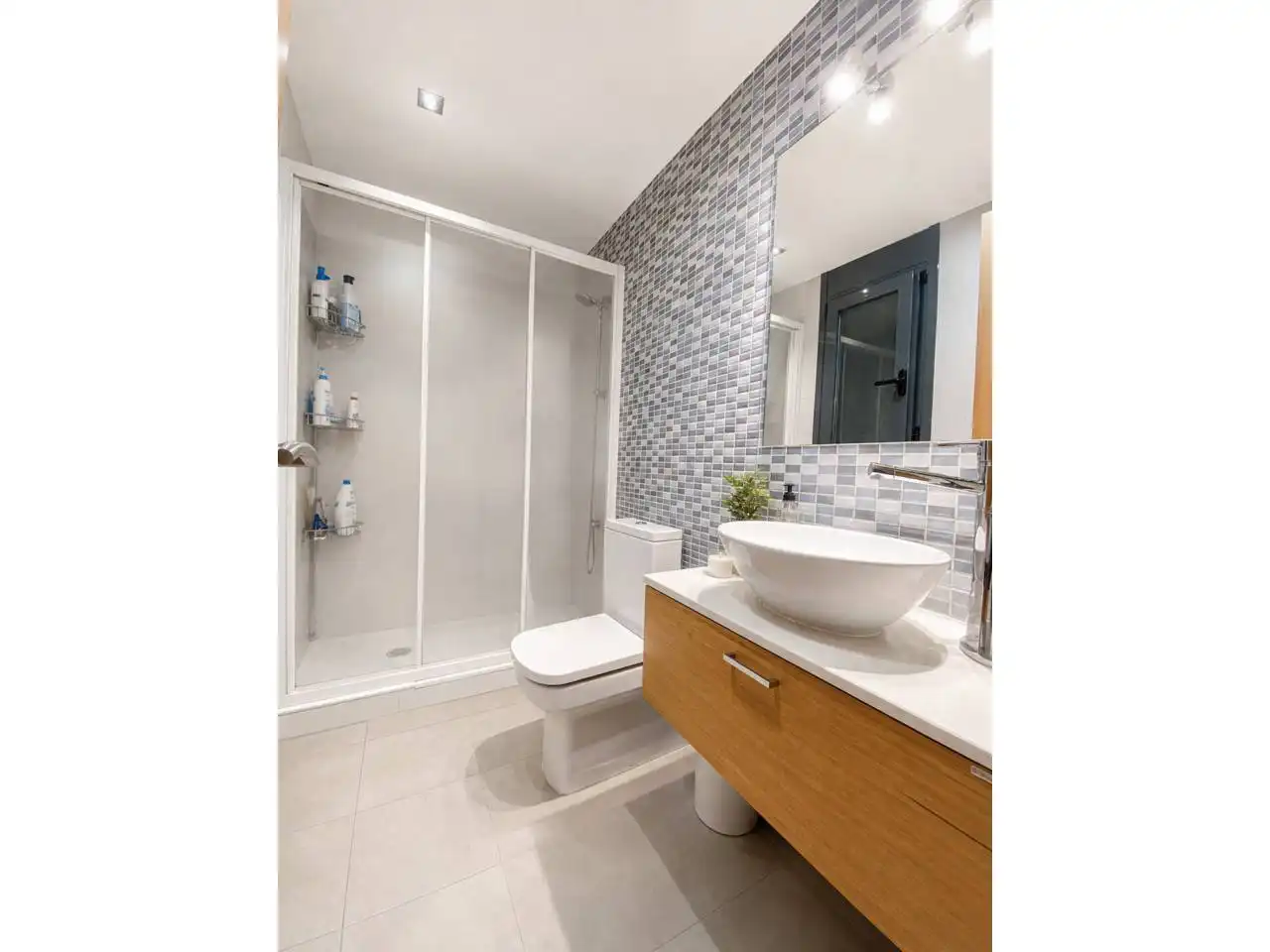 Baño de Casa adosada en venta en Sant Joan Les Fonts con Calefacción, Parquet y Terraza
