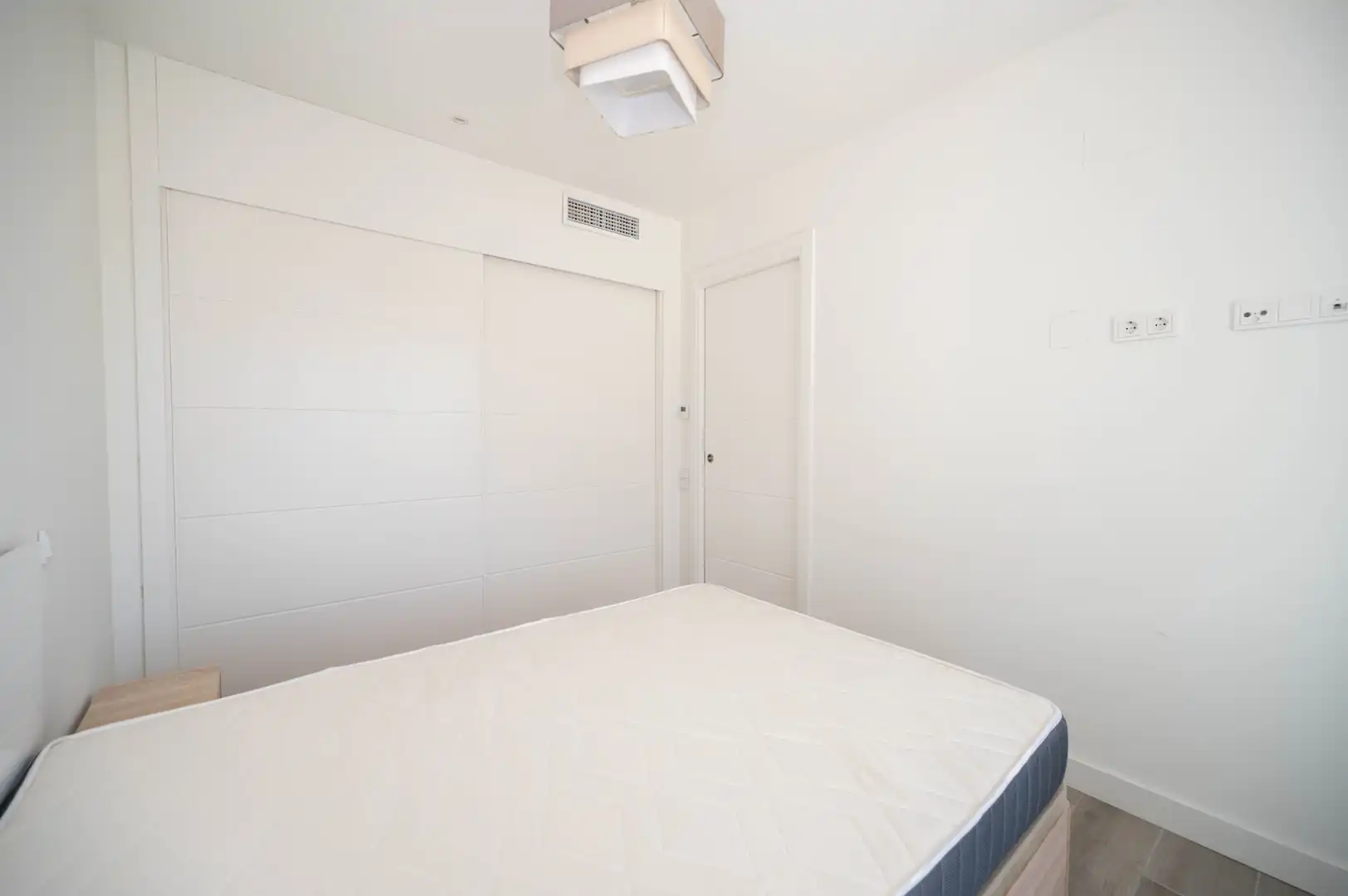 Dormitori de Apartament de lloguer en Madrid amb Aire condicionat, Calefacció i Traster