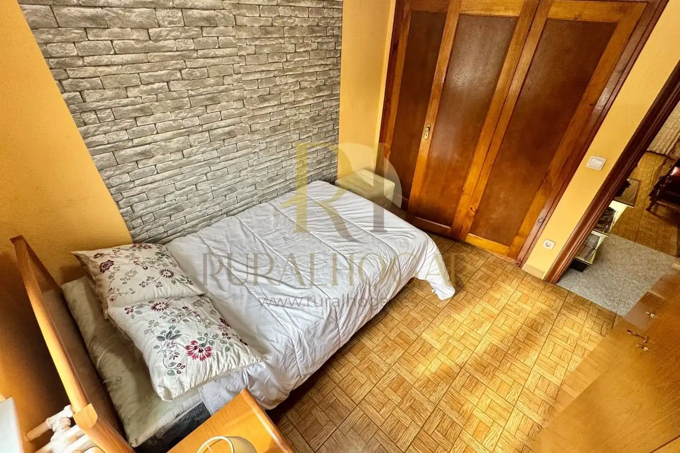 Dormitori de Casa o xalet en venda en La Pola de Gordón  amb Calefacció i Jardí privat