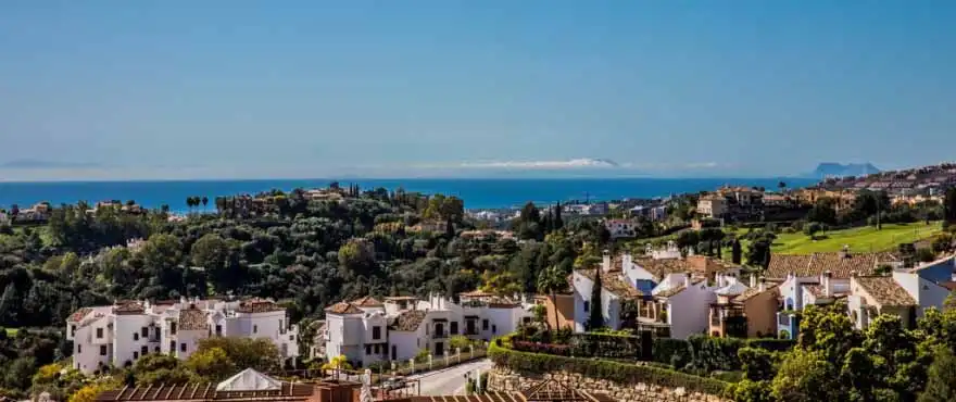 Vista exterior de Apartament de lloguer en Benahavís amb Aire condicionat, Calefacció i Jardí privat