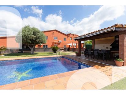Piscina de Finca rústica en venda en Les Franqueses del Vallès amb Aire condicionat, Calefacció i Jardí privat