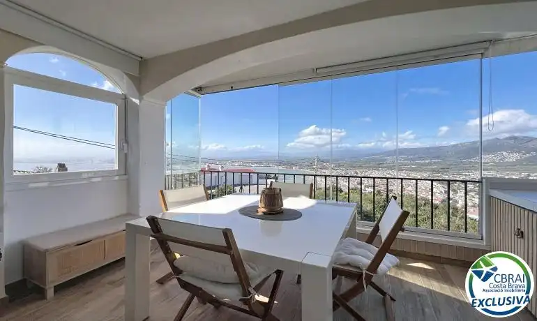Menjador de Apartament en venda en Roses amb Calefacció, Terrassa i Moblat