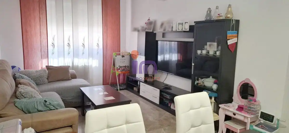 Sala de estar de Casa adosada en venta en Valdepeñas con Aire acondicionado, Calefacción y Piscina comunitaria