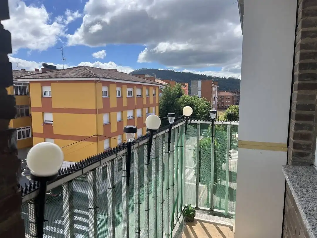 Vista exterior de Pis en venda en Siero amb Calefacció, Terrassa i Moblat