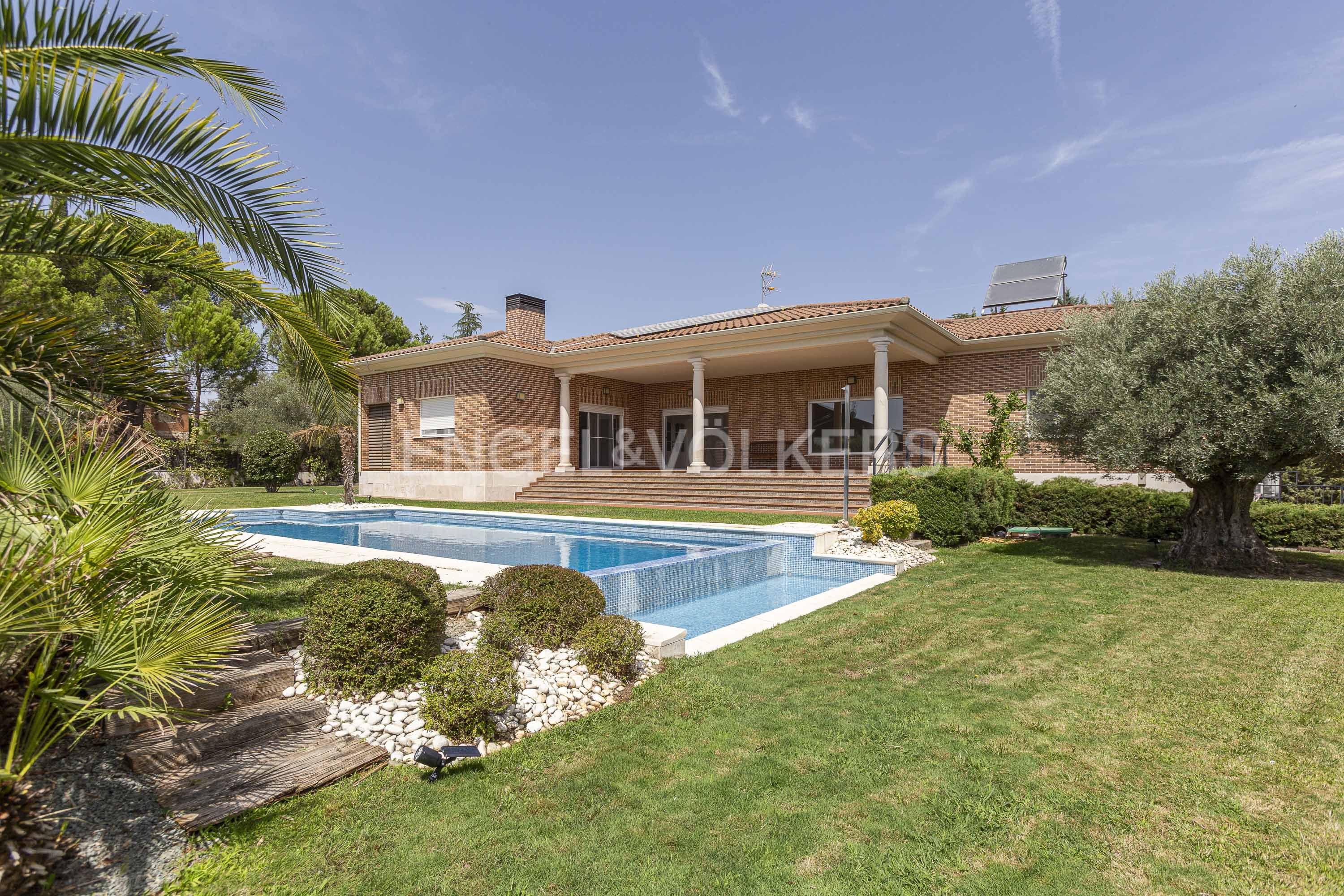 Vista exterior de Casa o xalet de lloguer en Boadilla del Monte amb Calefacció, Jardí privat i Parquet