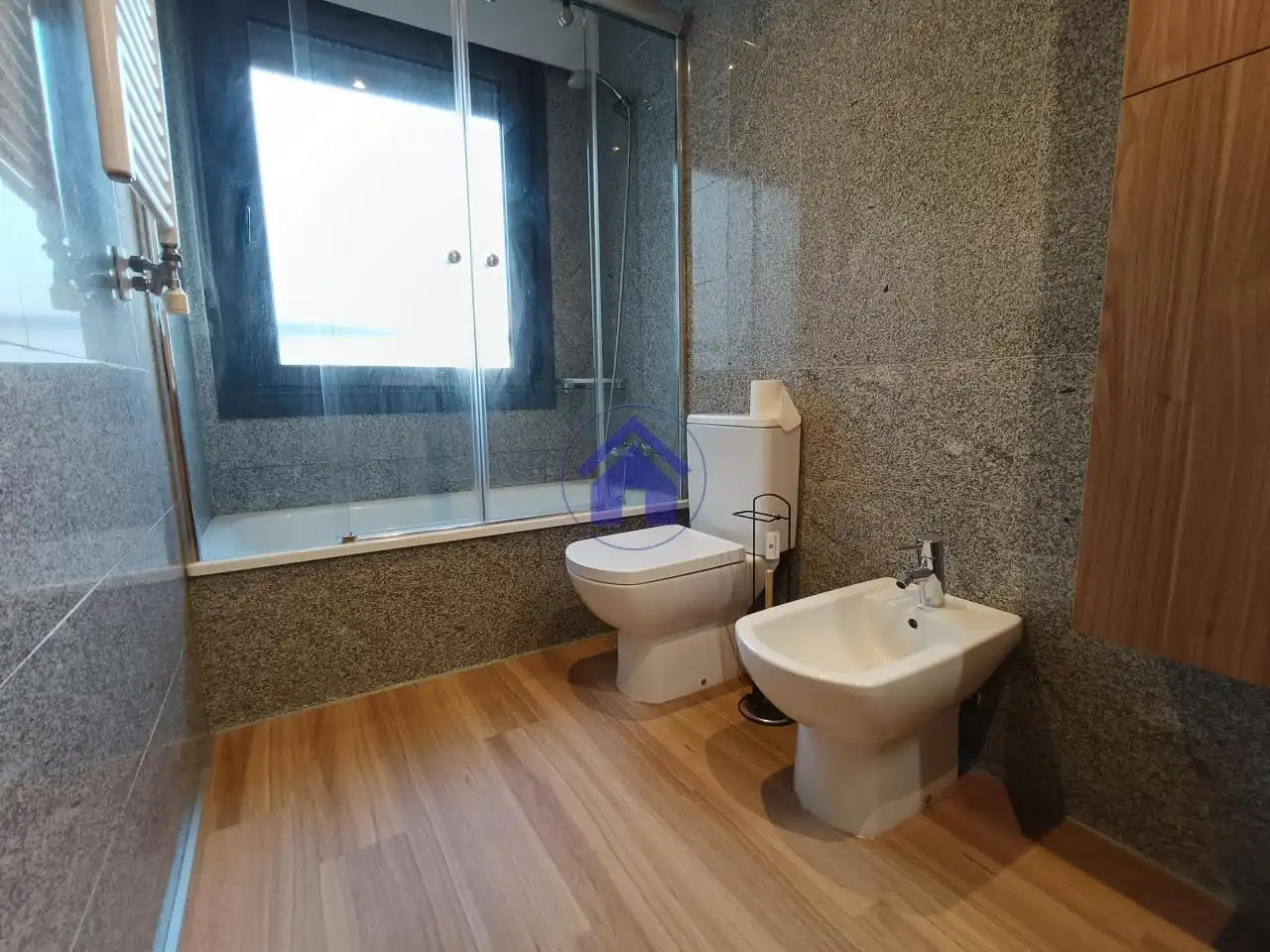 Baño de Piso de alquiler en Vigo  con Calefacción, Terraza y Piscina