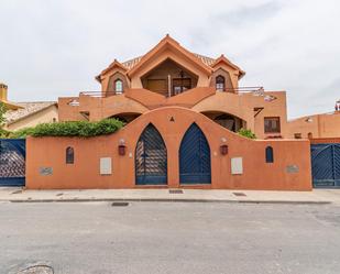 Vista exterior de Casa adosada en venda en Las Gabias amb Aire condicionat, Terrassa i Piscina