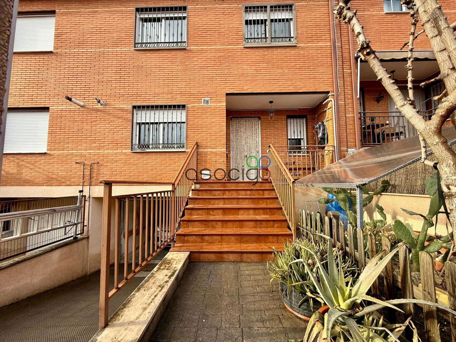 Vista exterior de Casa adosada en venta en Chiloeches con Calefacción y Jardín privado