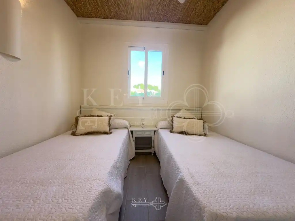 Dormitori de Apartament en venda en Ciutadella de Menorca amb Aire condicionat, Jardí privat i Piscina
