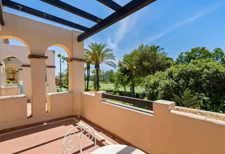 Terrasse von Einfamilien-Reihenhaus zum Verkauf in Marbella mit Klimaanlage, Privatgarten und Terrasse