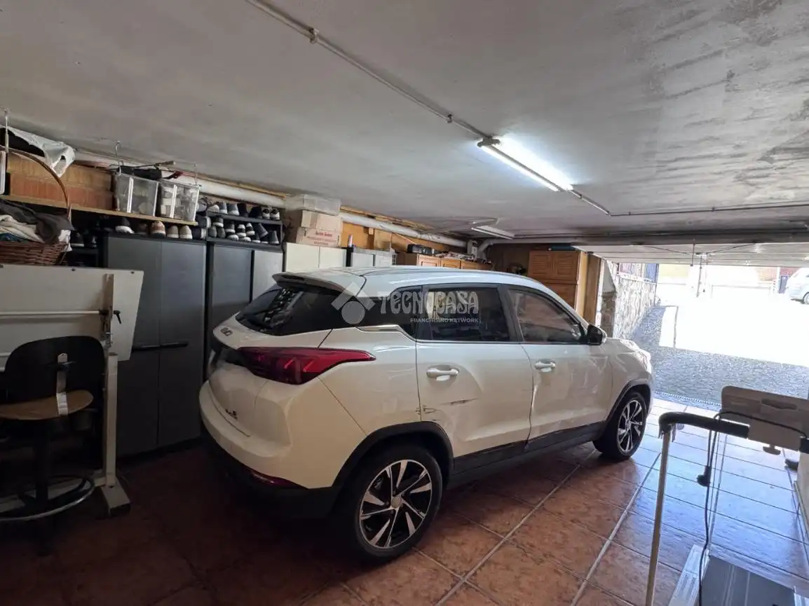 Vista exterior de Casa adosada en venta en Valdefresno con Calefacción, Parquet y Piscina comunitaria