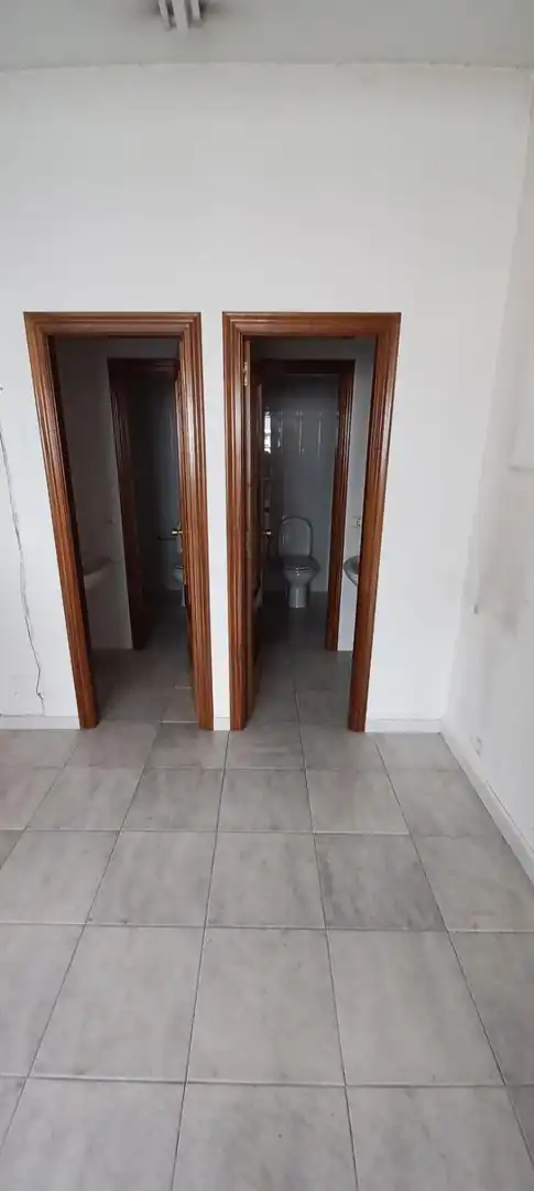 Baño de Oficina de alquiler en Santiago de Compostela  con Calefacción
