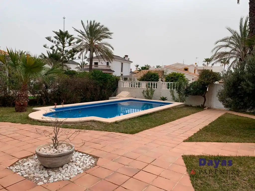 Jardí de Casa o xalet en venda en Orihuela amb Aire condicionat, Terrassa i Moblat