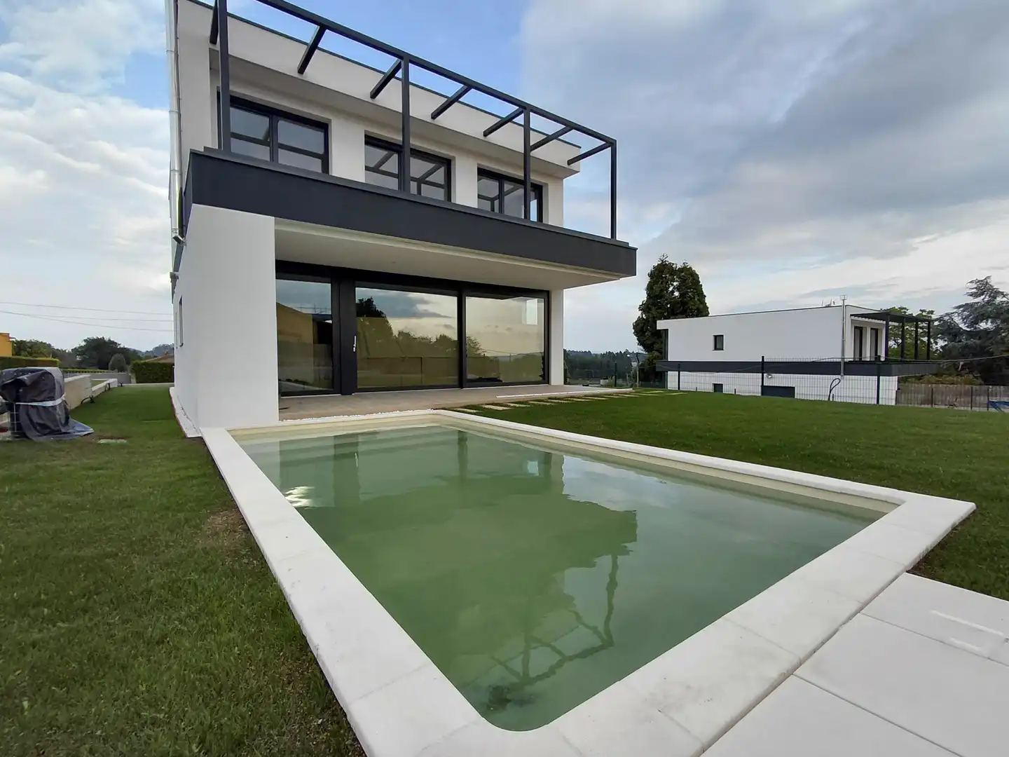 Piscina de Casa o xalet en venda en Oleiros amb Calefacció, Jardí privat i Parquet