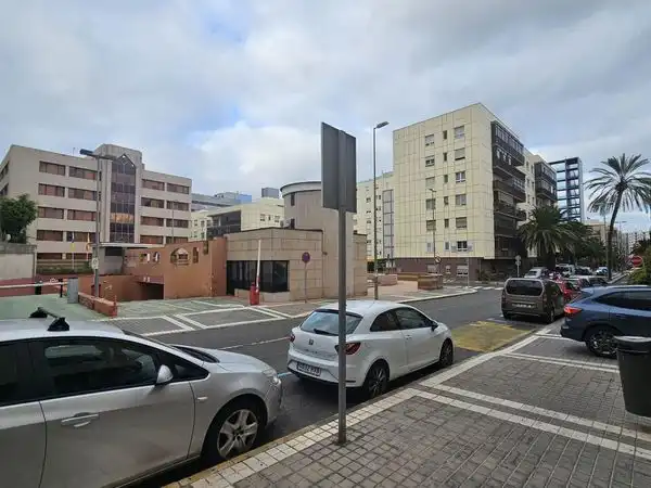Vista exterior de Local en venda en Las Palmas de Gran Canaria amb Aire condicionat, Moblat i Alarma