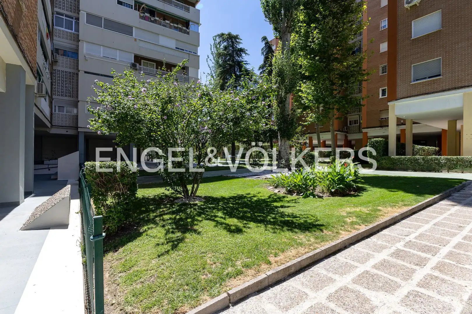Außenansicht von Wohnung zum Verkauf in Móstoles mit Klimaanlage, Heizung und Terrasse