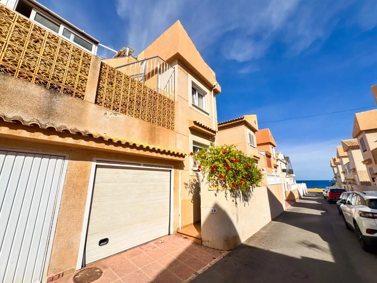 Vista exterior de Casa adosada en venda en Torrevieja amb Aire condicionat, Calefacció i Jardí privat