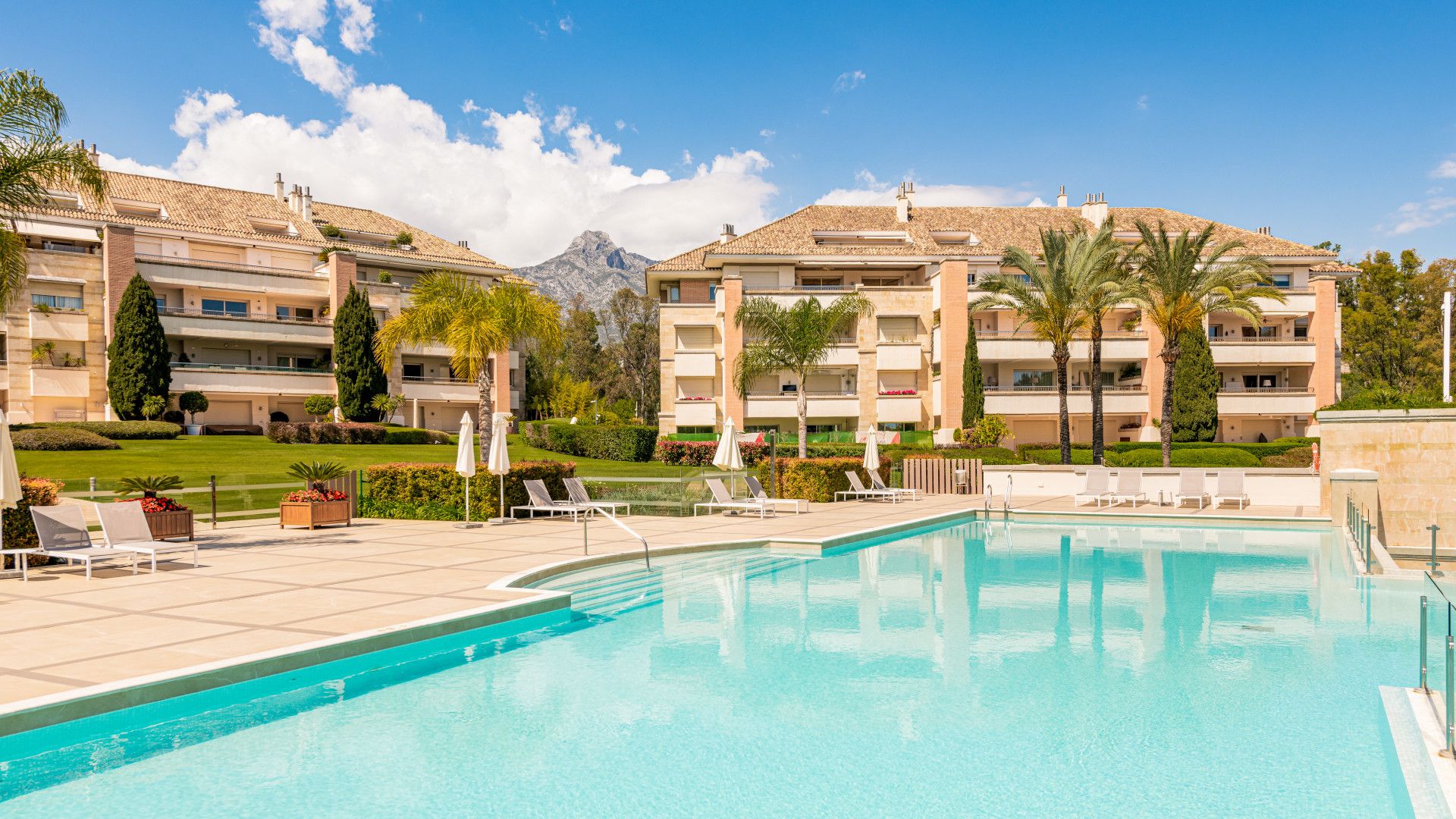 Exterior view of Attic for sale in Marbella  with Air Conditioner, Terrace and Storage room
