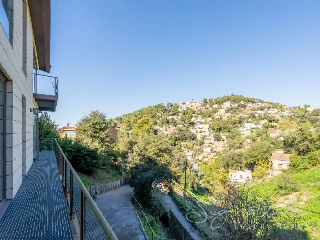 Vista exterior de Casa o xalet en venda en Barcelona amb Aire condicionat