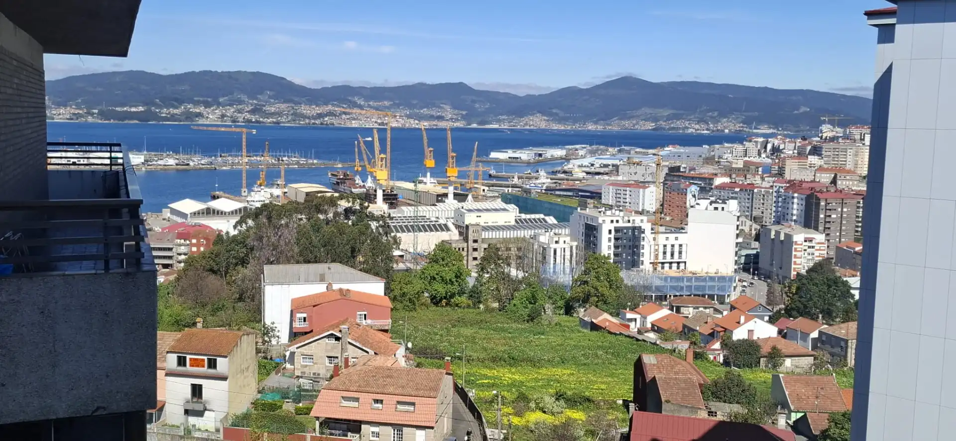Exterior view of Flat for sale in Vigo   with Terrace, Storage room and Furnished