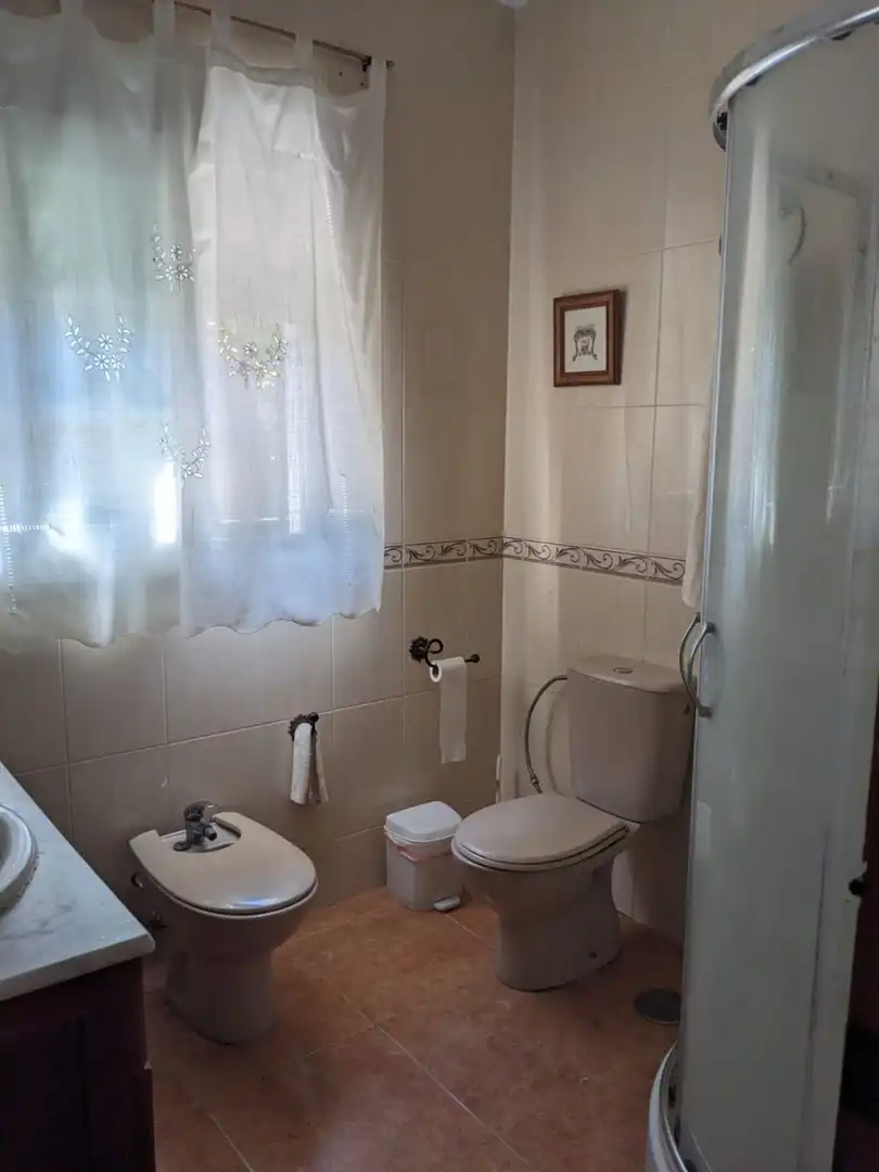 Bany de Casa o xalet en venda en San Roque amb Aire condicionat, Calefacció i Jardí privat