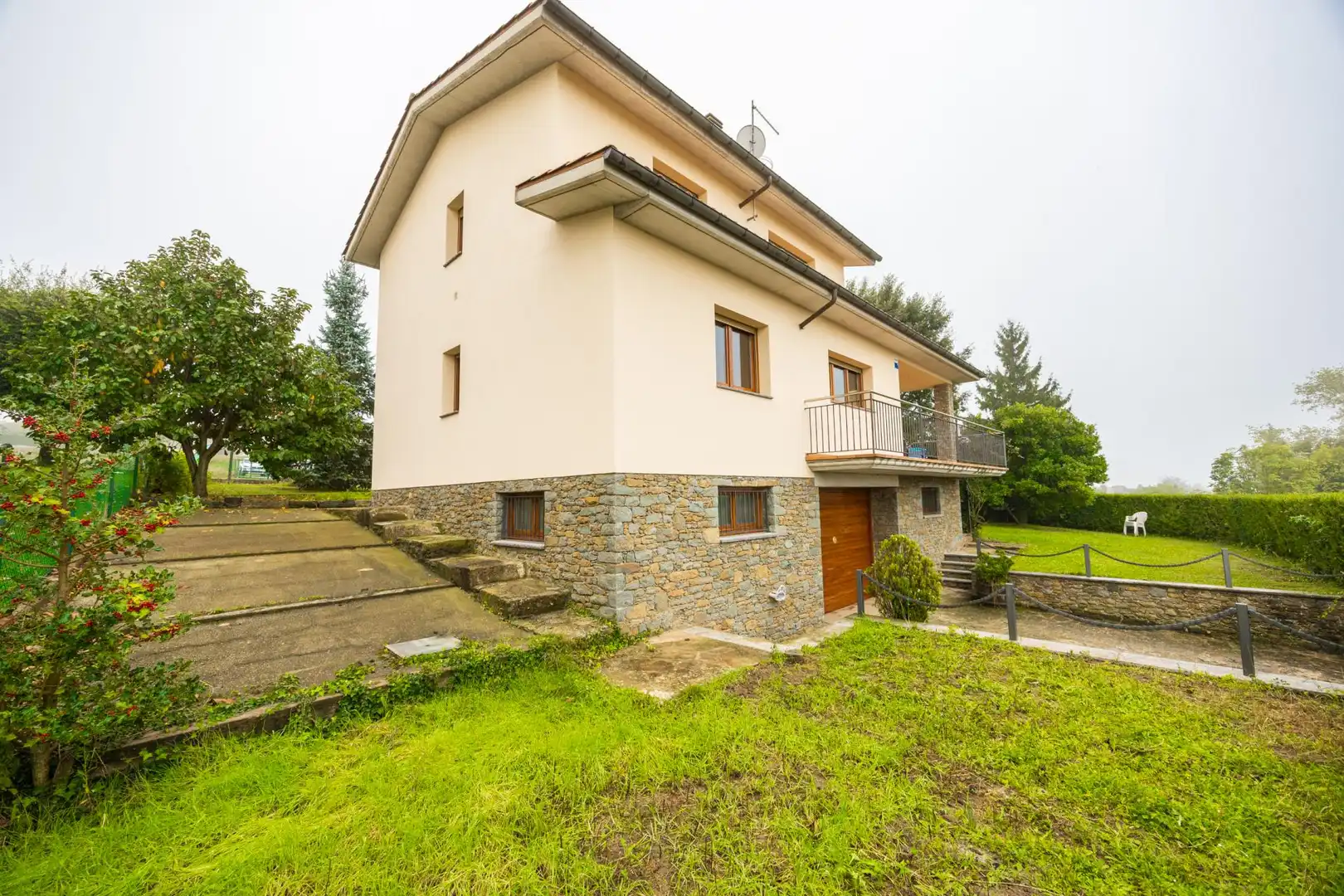 Vista exterior de Casa o xalet en venda en L'Esquirol amb Calefacció, Jardí privat i Terrassa