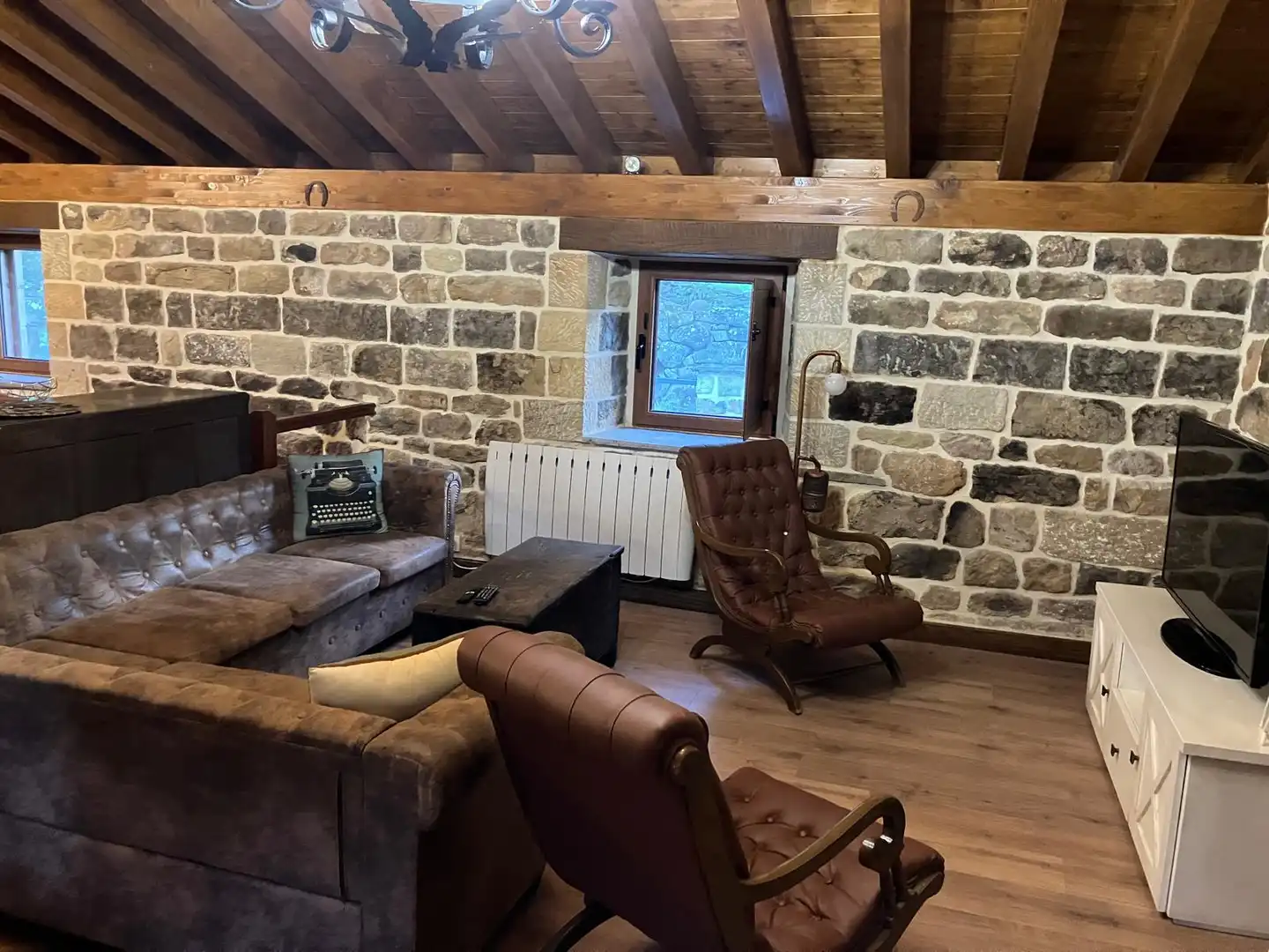 Sala de estar de Finca rústica en venta en San Pedro del Romeral con Calefacción, Jardín privado y Terraza