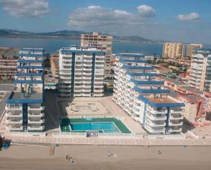 Vista exterior de Apartament de lloguer en La Manga del Mar Menor amb Terrassa i Piscina comunitària