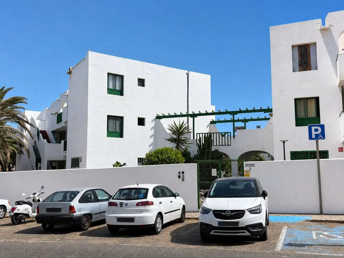 Außenansicht von Wohnungen zum Verkauf in Antigua mit Privatgarten und Terrasse
