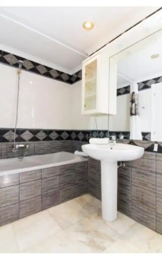 Bany de Apartament en venda en Benidorm amb Aire condicionat, Terrassa i Moblat