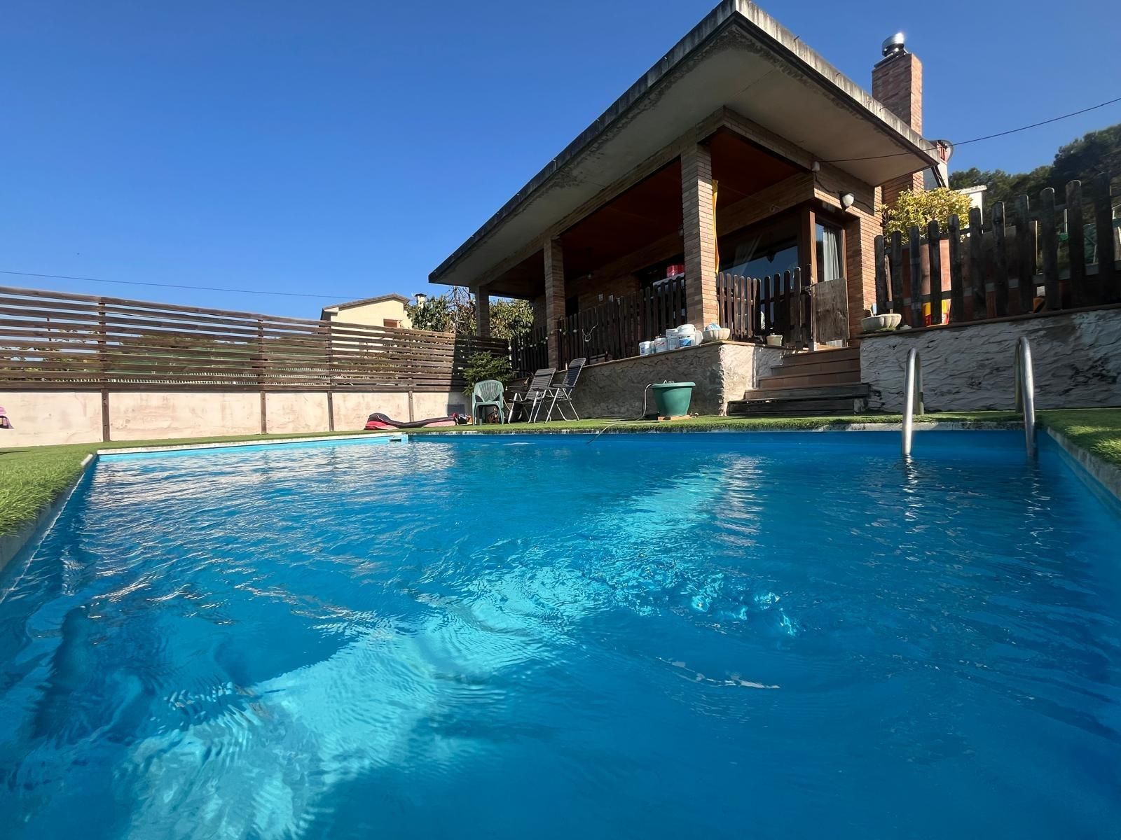 Piscina de Casa o xalet en venda en La Pobla de Claramunt amb Calefacció, Jardí privat i Parquet