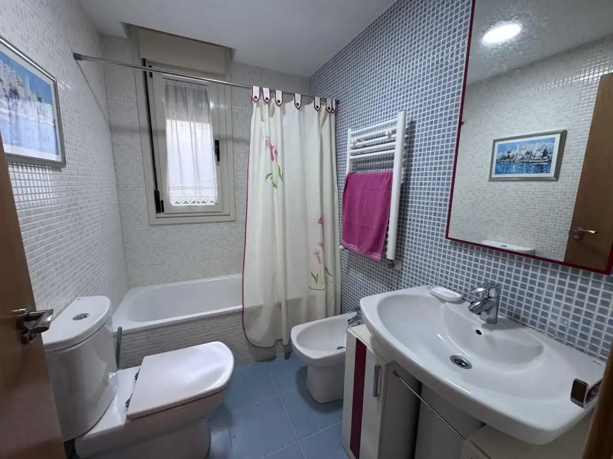 Badezimmer von Wohnung zum Verkauf in Llanes mit Heizung, Privatgarten und Terrasse