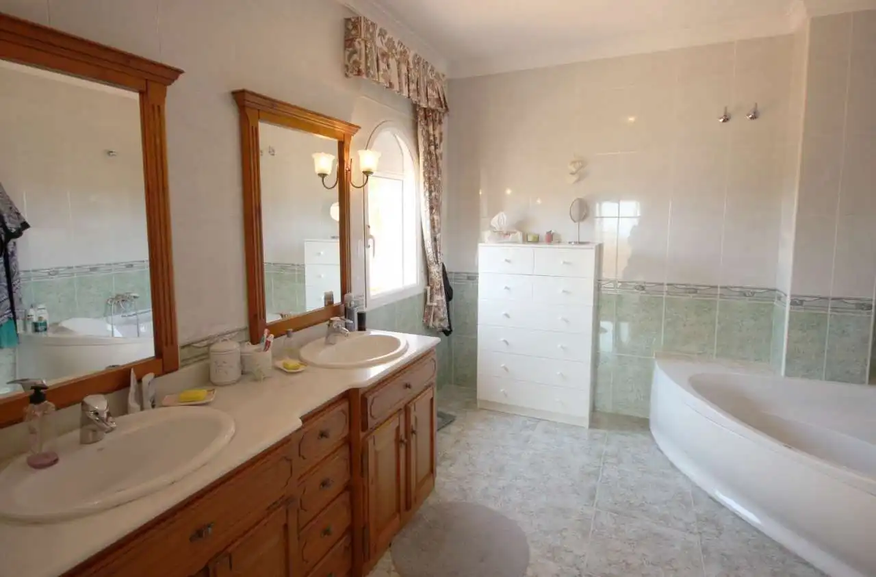 Bathroom of Houses for sale in L'Alfàs del Pi  with Air Conditioner, Private garden and Terrace