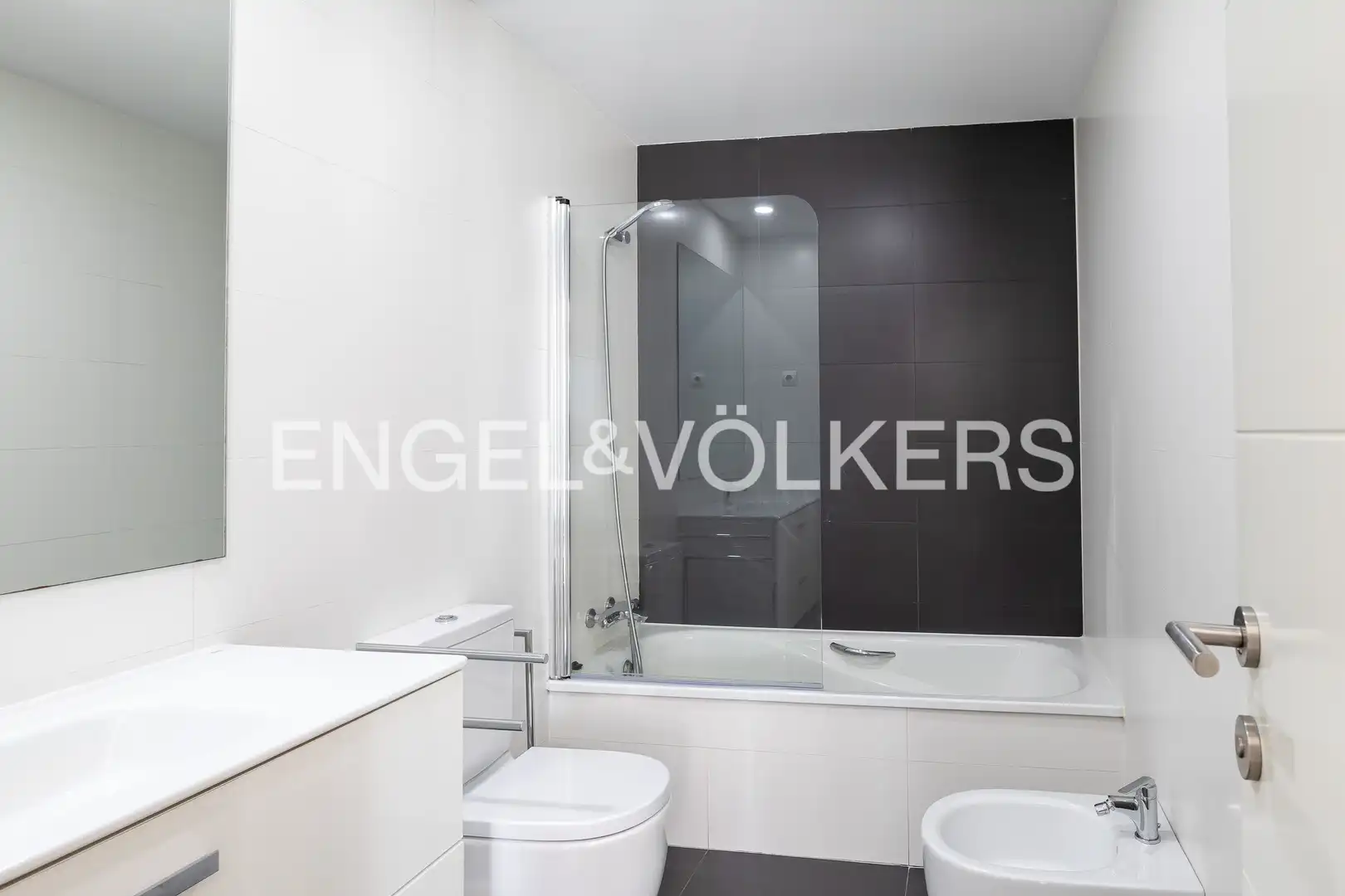 Baño de Piso en venta en Madrid con Aire acondicionado, Calefacción y Jardín privado