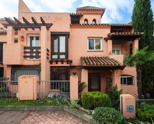 Vista exterior de Casa adosada en venda en Marbella amb Aire condicionat, Jardí privat i Terrassa