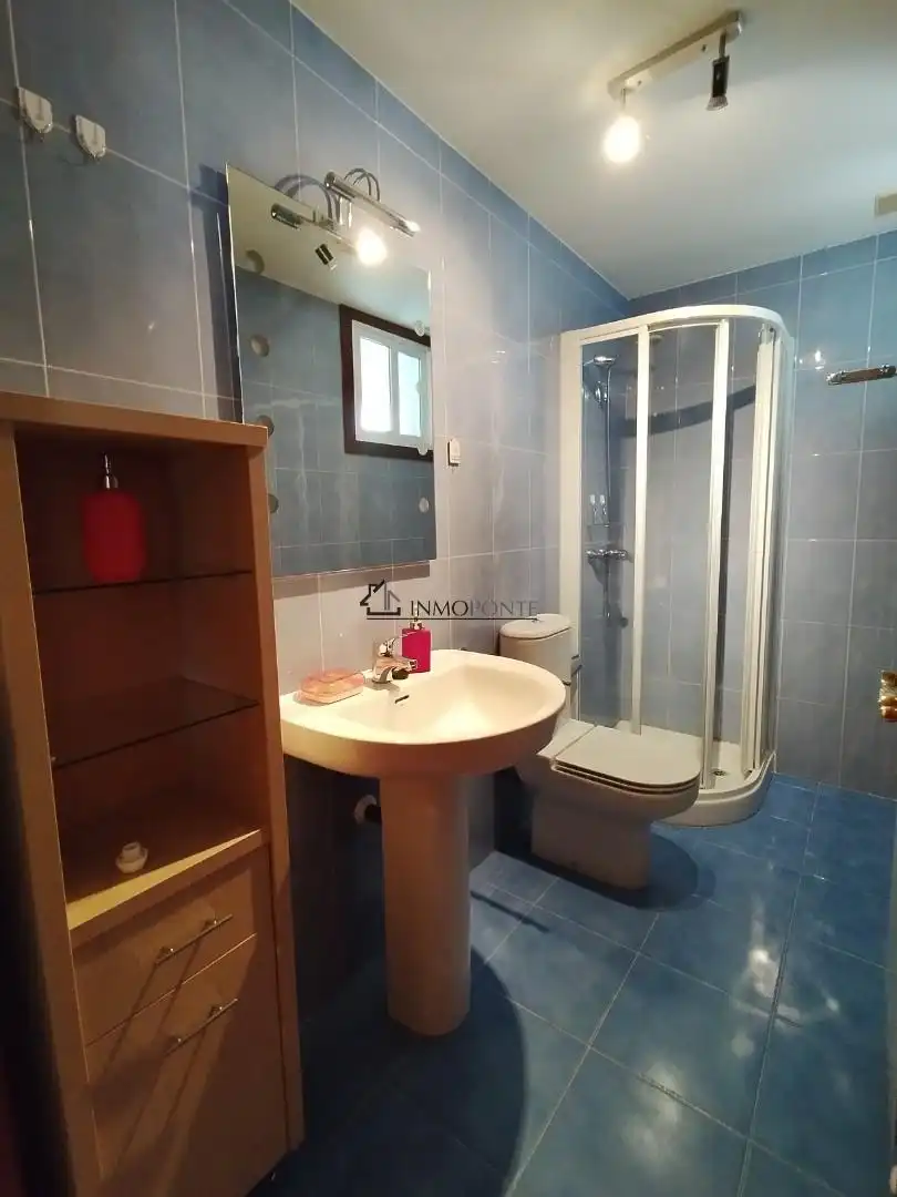 Badezimmer von Dachboden zum Verkauf in Pontevedra Capital  mit Heizung, Abstellraum und Möbliert