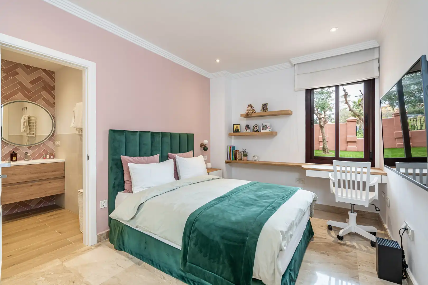 Habitación de Planta baja en venta en Estepona con Aire acondicionado, Terraza y Piscina