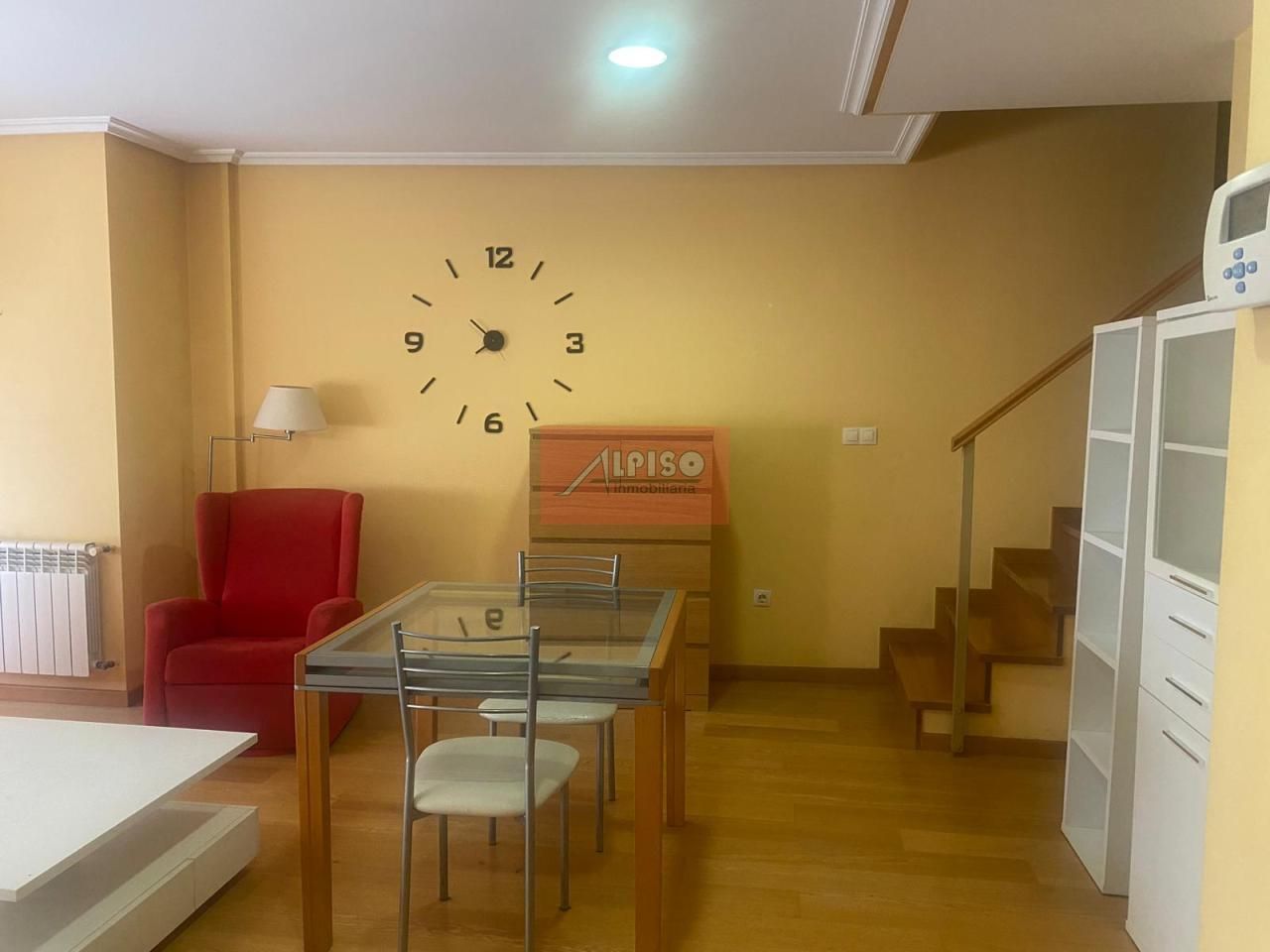 Sala d'estar de Dúplex de lloguer en Ourense Capital  amb Calefacció, Parquet i Moblat