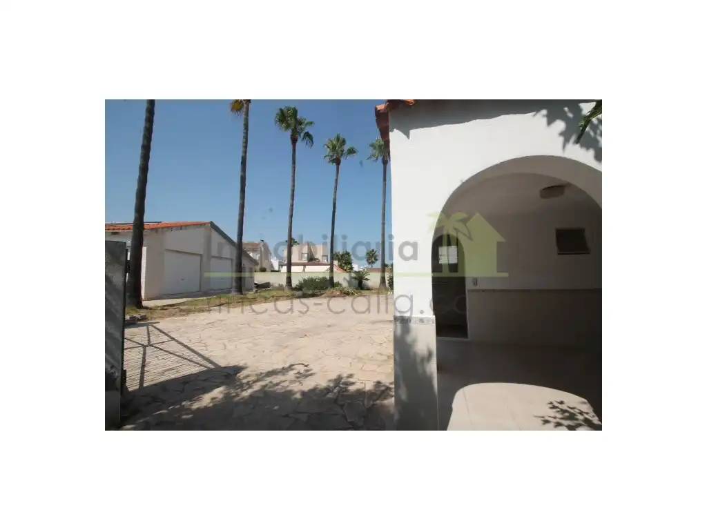 Vista exterior de Casa o xalet en venda en Vinaròs amb Jardí privat, Terrassa i Piscina