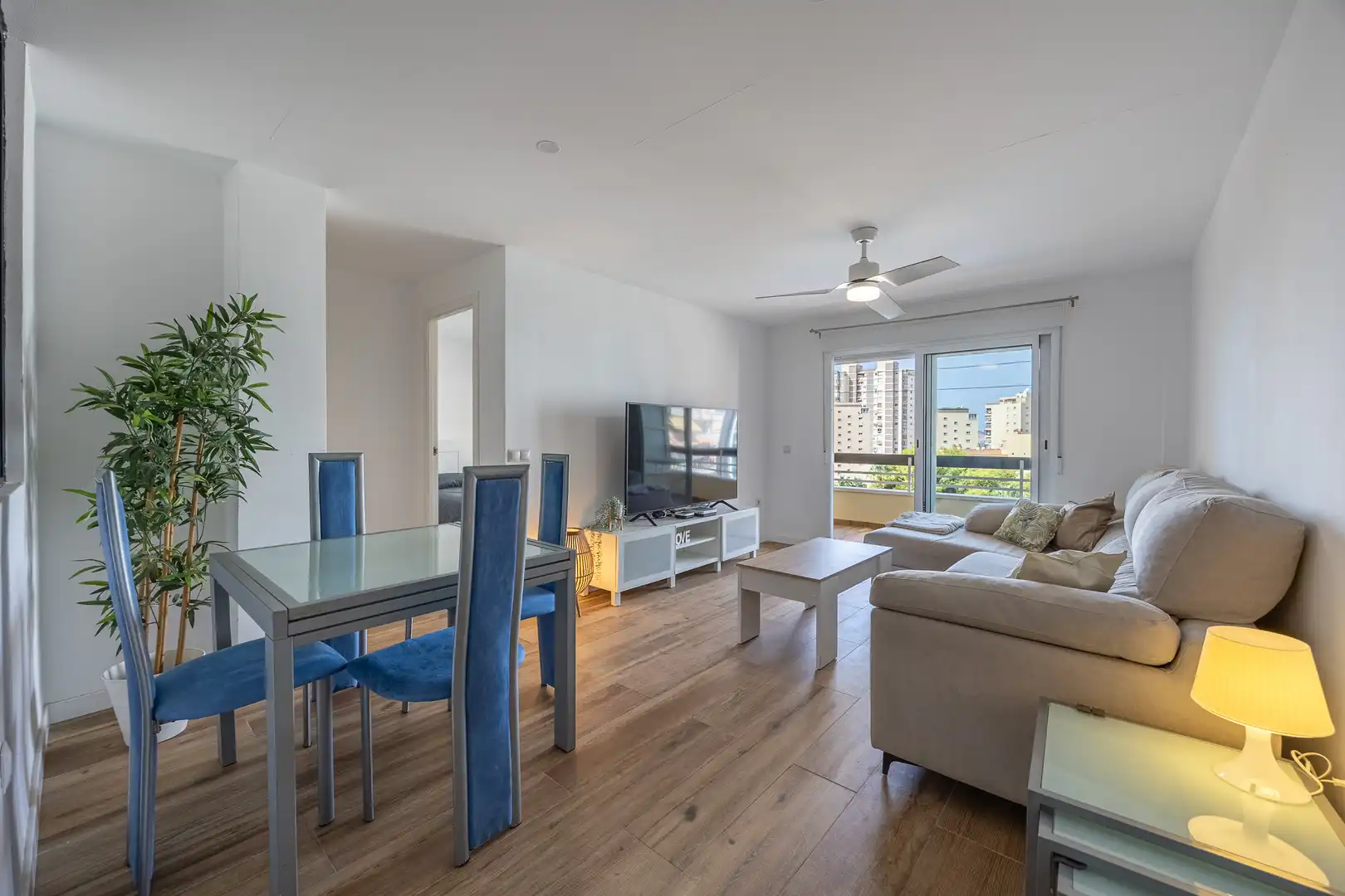 Sala de estar de Piso en venta en Benidorm con Piscina, Amueblado y Piscina comunitaria