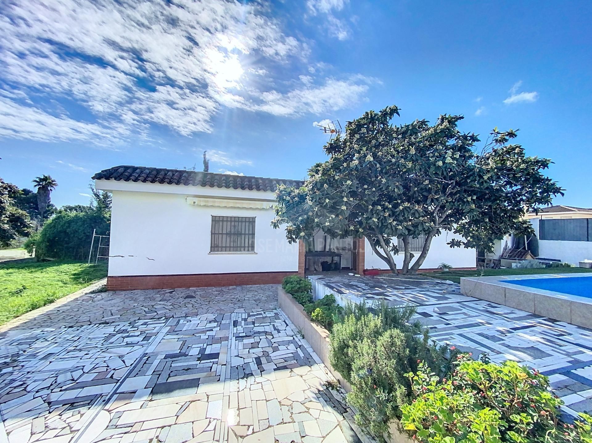 Vista exterior de Casa o xalet en venda en El Puerto de Santa María amb Jardí privat, Terrassa i Piscina