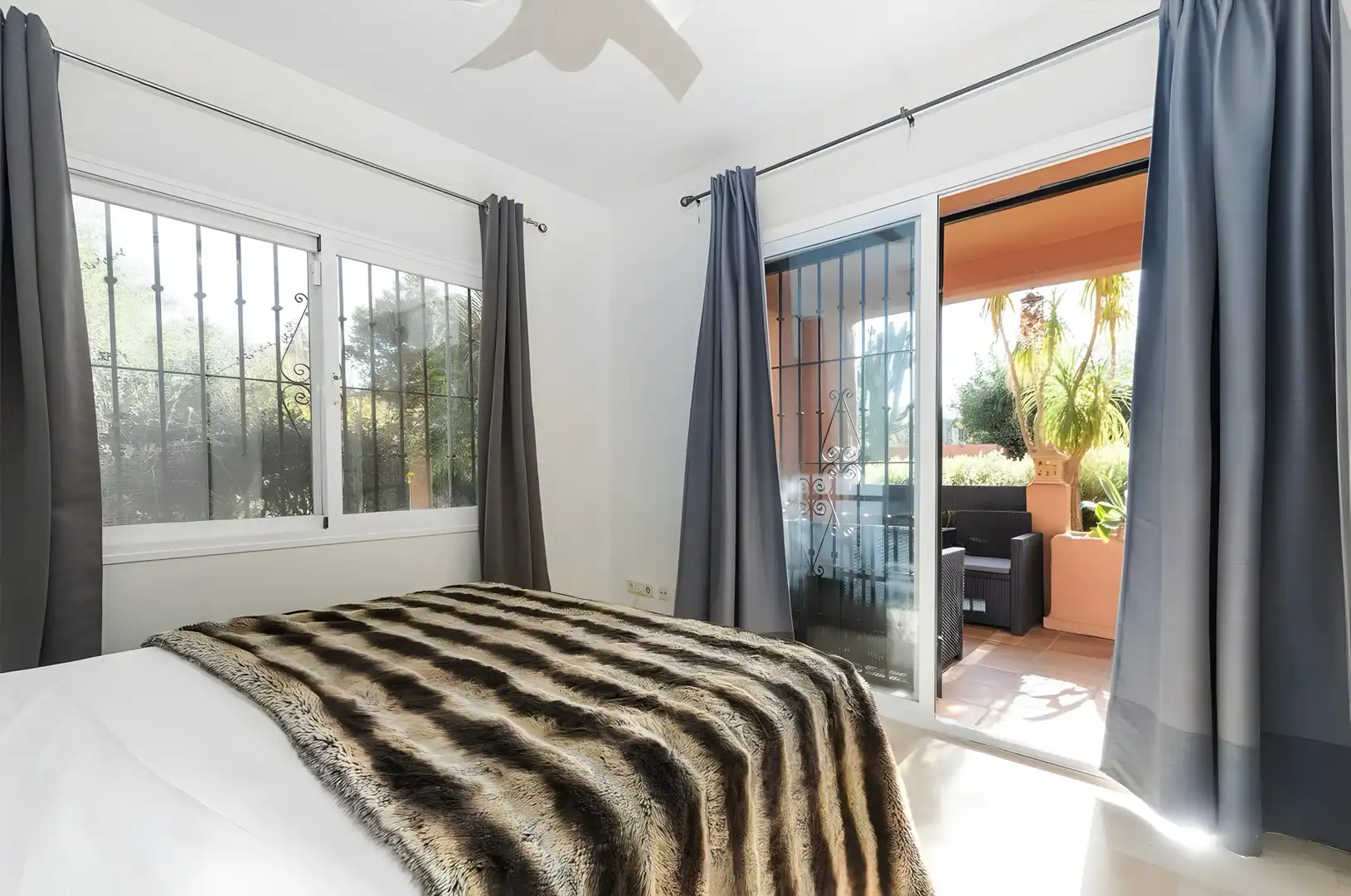 Bedroom of Apartments for rent in Marbella  with Air Conditioner, Terrace and Swimming Pool