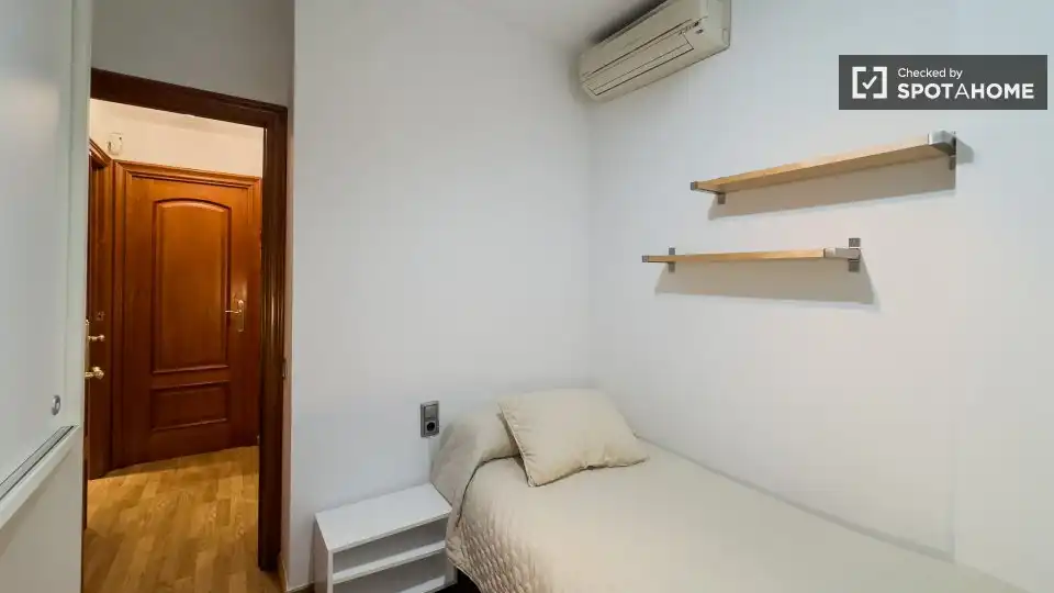 Bedroom of Flat for rent in Barcelona  with Air Conditioner, Heating and Furnished