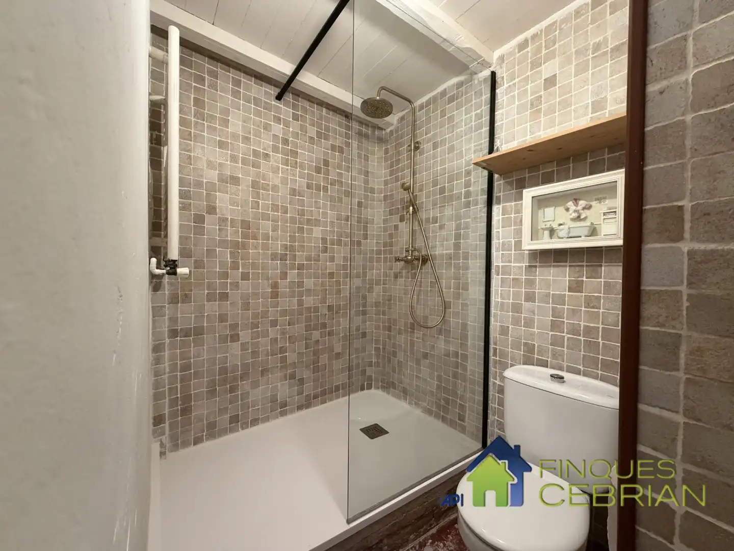 Badezimmer von Einfamilien-Reihenhaus zur Miete in El Masnou mit Heizung, Ofen und Fernseher
