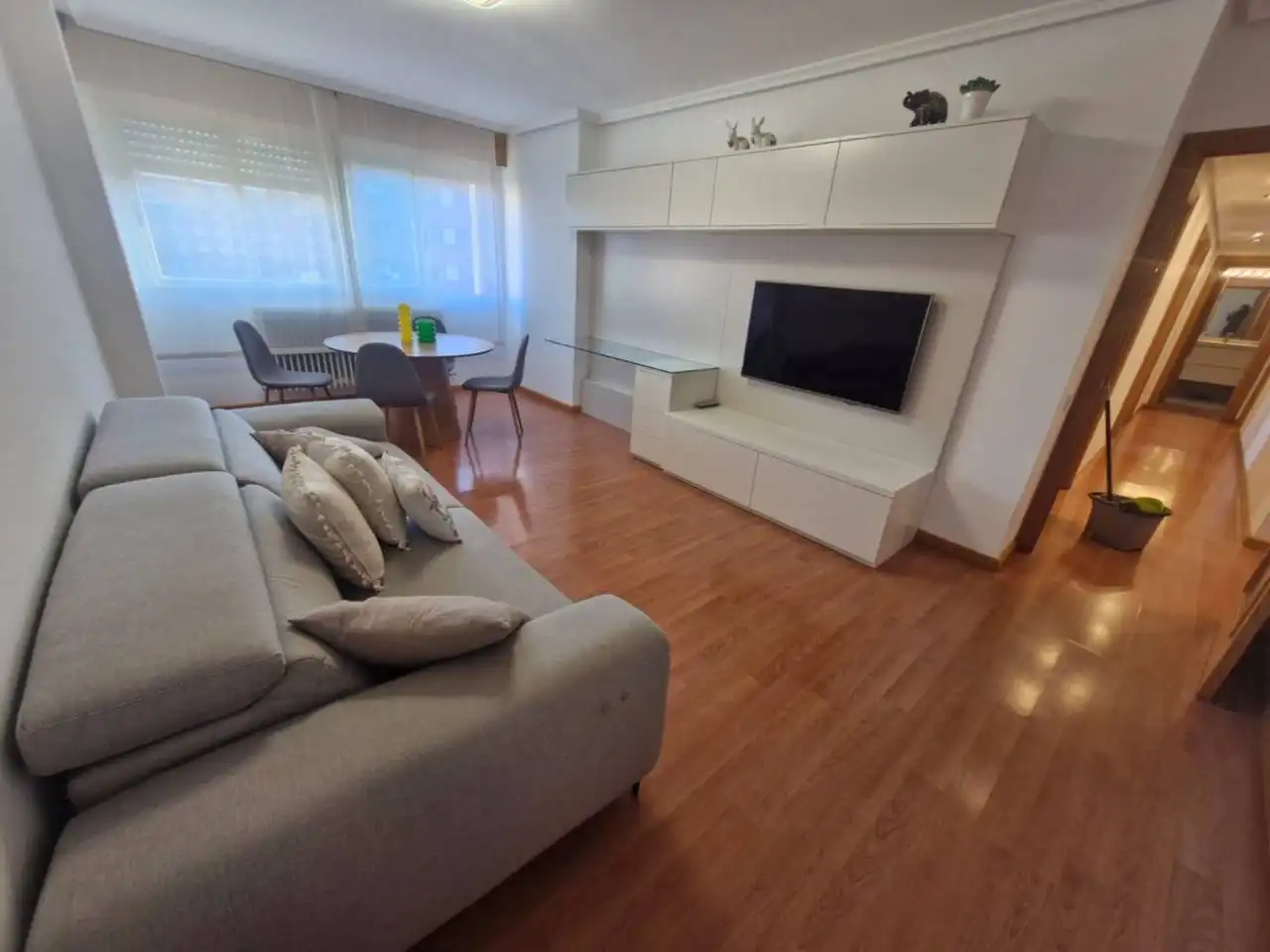 Sala d'estar de Pis de lloguer en  Logroño amb Calefacció, Moblat i Balcó