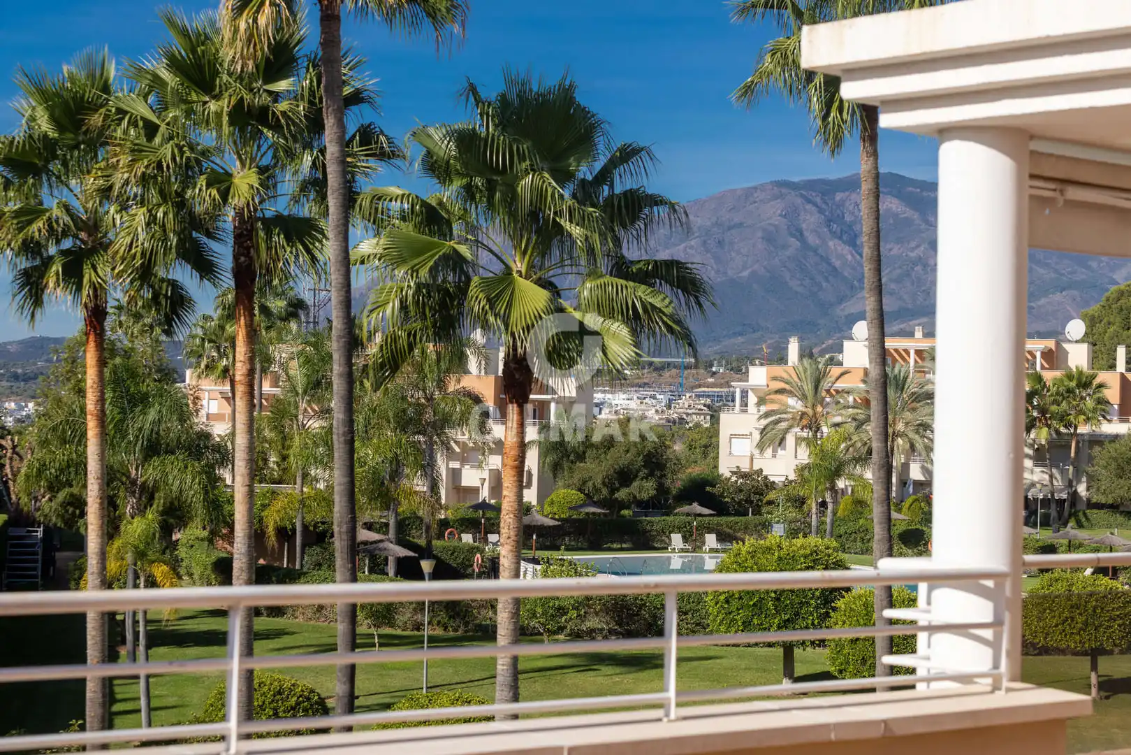 Vista exterior de Dúplex en venta en Estepona con Calefacción, Jardín privado y Piscina