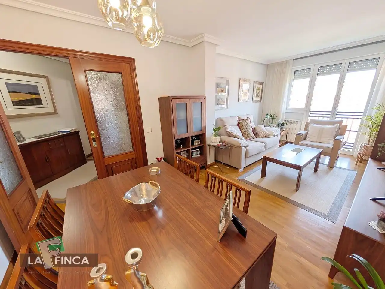 Sala d'estar de Pis en venda en Oviedo  amb Calefacció, Parquet i Traster