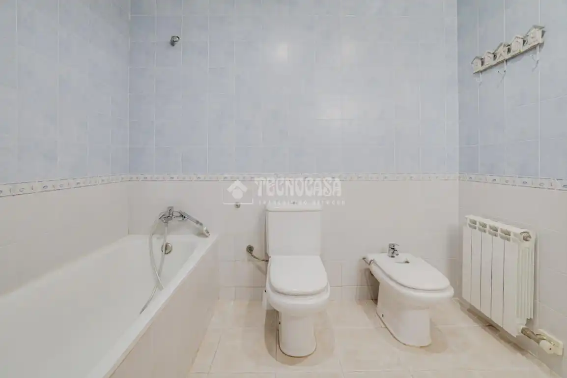 Badezimmer von Einfamilien-Reihenhaus zum Verkauf in Terrassa mit Klimaanlage, Heizung und Terrasse